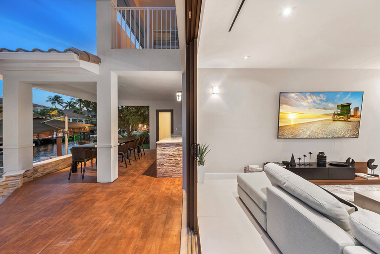 Exterior 2, Villa Costa, Broward