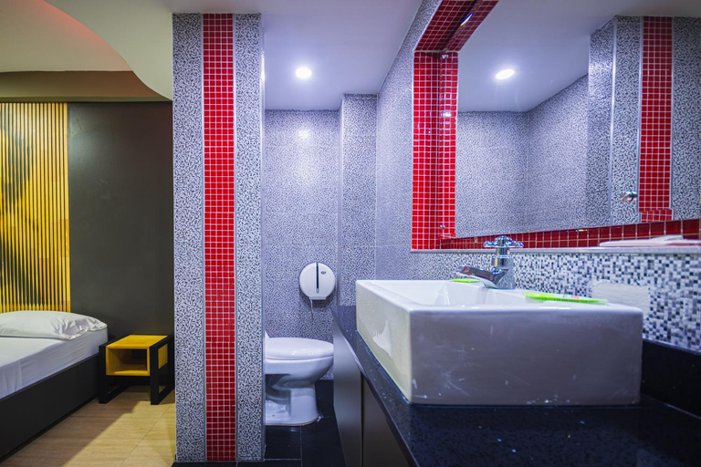 Bathroom 3, Hotel Kalifornia, Bello