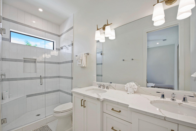 Bathroom 4, Funky Conch, Lee