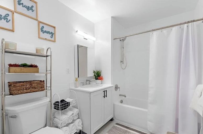 Bathroom 2, Holiday Lofts NYC, Newark