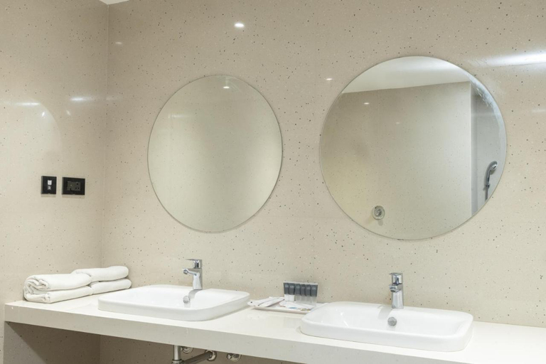 Bathroom 4, Hotel Parsons Court, Dindigul