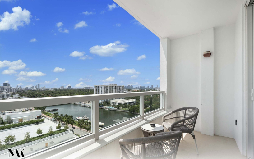 Property grounds 4, Tresor 2-2108, Miami-Dade