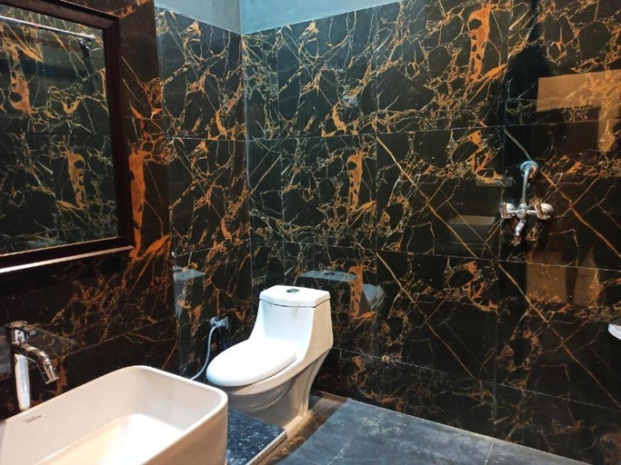 Bathroom 4, Hotel Green Hillock, Alwar