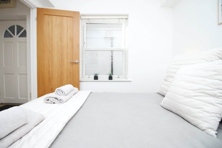 Room 4, Stylish 1-bed Flat at Irvine Court Sleeps 4, Swansea