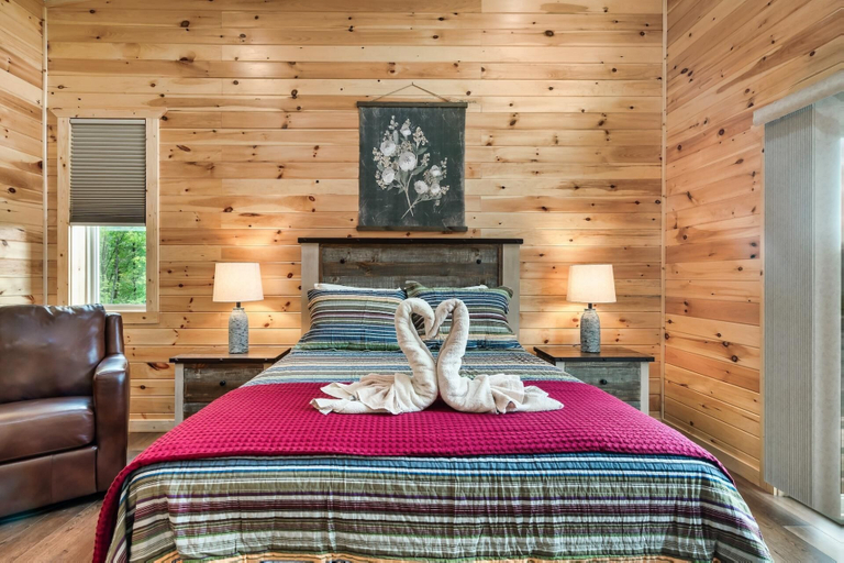 Room 4, Hummingbird Splash, Sevier