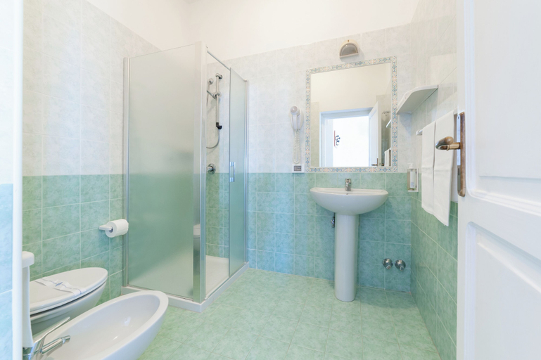 Bathroom 4, Hotel Monti, Napoli