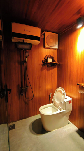 Bathroom 5, Gac homestay, Huế