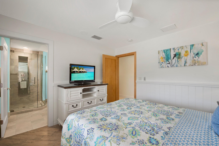 Bedroom 3, Beachfront Palace, Lee