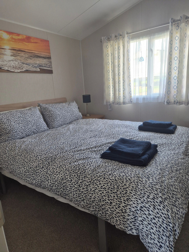 Room 2, 2 x Cabin Retreat in Coldingham, Scottish Borders