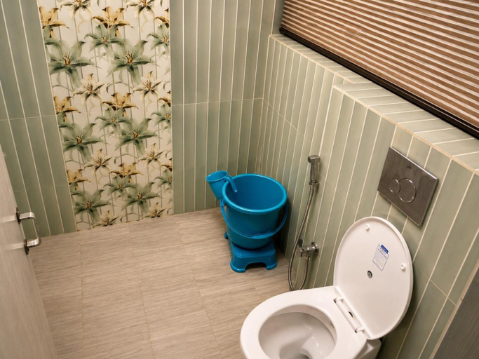Bathroom, Hotel shah abbas, Srinagar