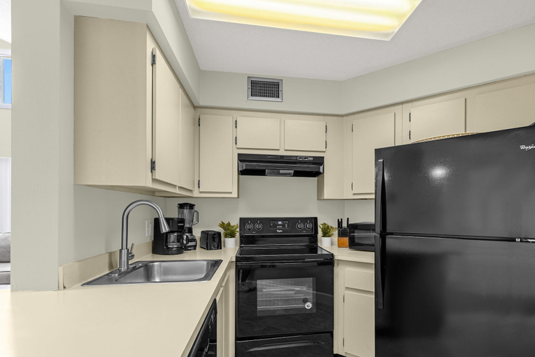 Room 2, Upstay Condo Near MCO Airport w Golf Pool, Orange