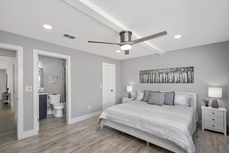 Bedroom 3, Flight of Albatross, Lee