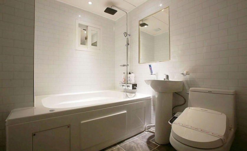 Bathroom, Incheon (Juan) Six, Nam