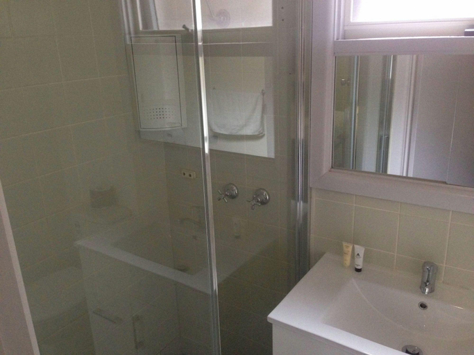 Bathroom 2, Evancourt Motel Malvern East, Melbourne