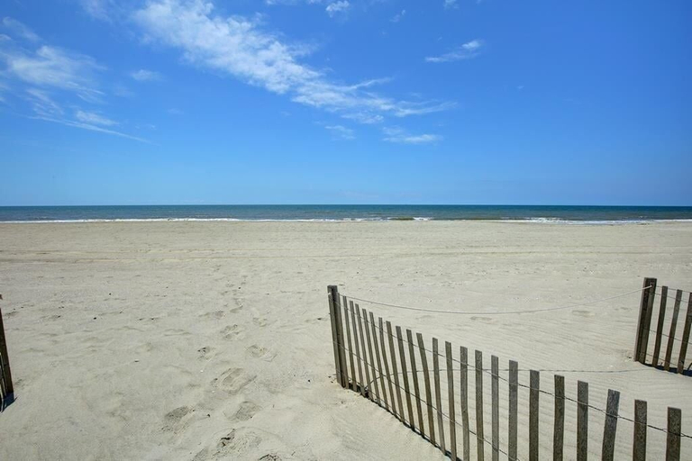 Beach 2, Inn Between 6 Bedroom Home by RedAwning, Brunswick