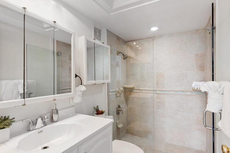 Bathroom 4, Beach Bungalow 1, Lee