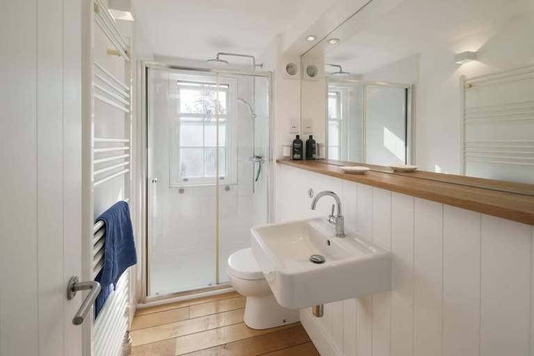 Room 4, Park View 5 Bedroom Home With Solent Park Views, Isle of Wight