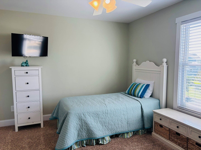 Room 4, Blue Sunset 4 Bedroom Home by RedAwning, Brunswick