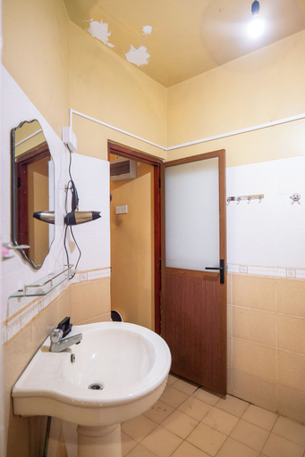 Bathroom 2, Kethmi Holiday Home, Kesbewa