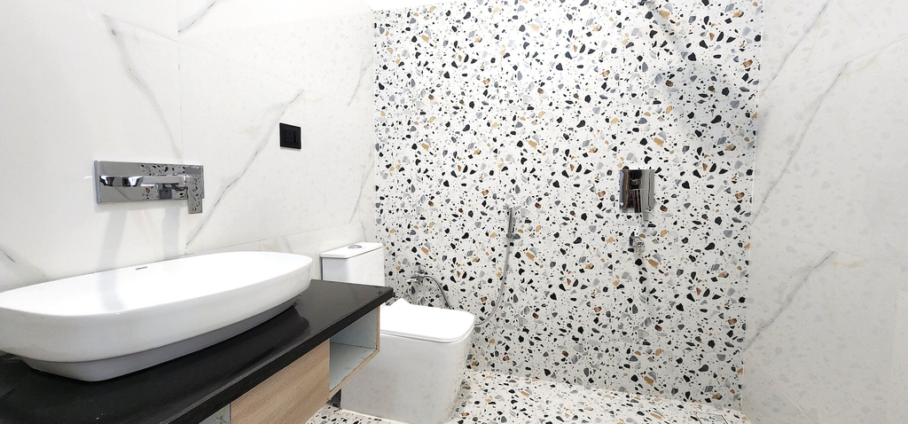 Bathroom 4, Gupta Inn by Roadrolls, Varanasi