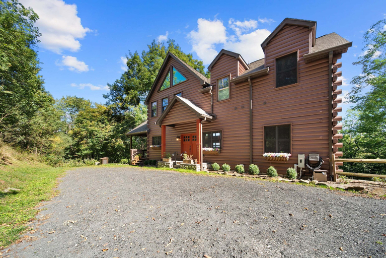 Exterior & Views 1, Cranberry View Lodge, Avery