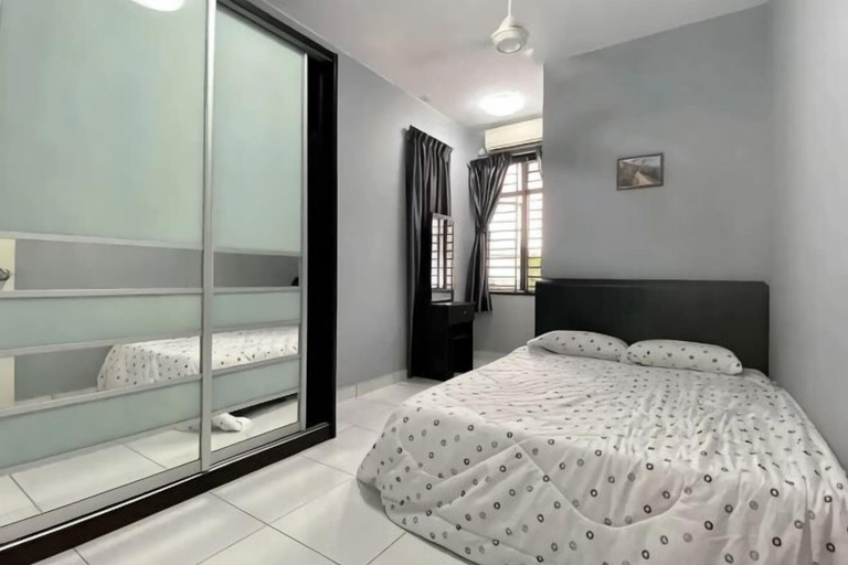Room 5, Stylish Blue Water Home w/ Pool, Johor Bahru