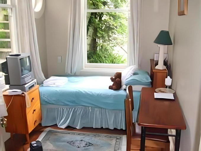 Bedroom 2, Hulmes Court, Dunedin