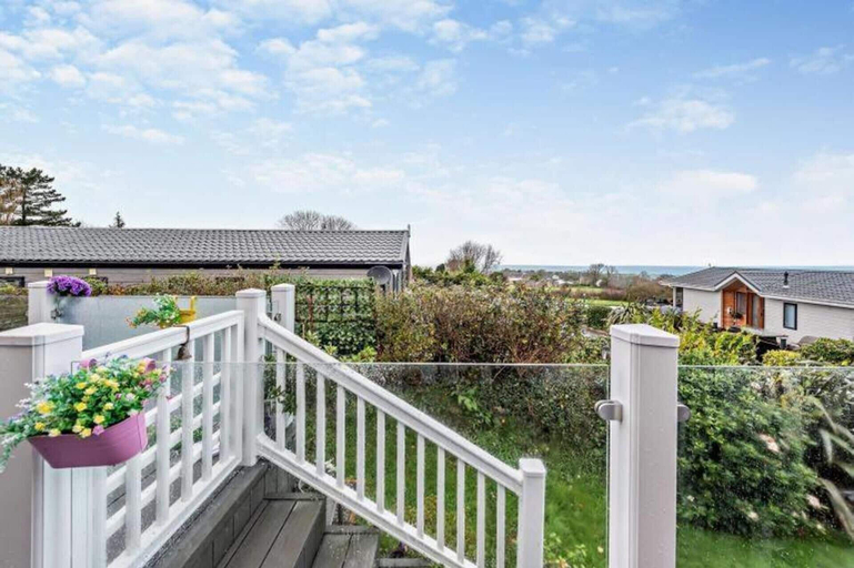 Property grounds, Lodge Sleeps 6 - Indoor Pool & Parking, Ceredigion