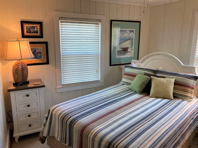 Room 5, Coast 'n Along 3 Bedroom Home by RedAwning, Brunswick