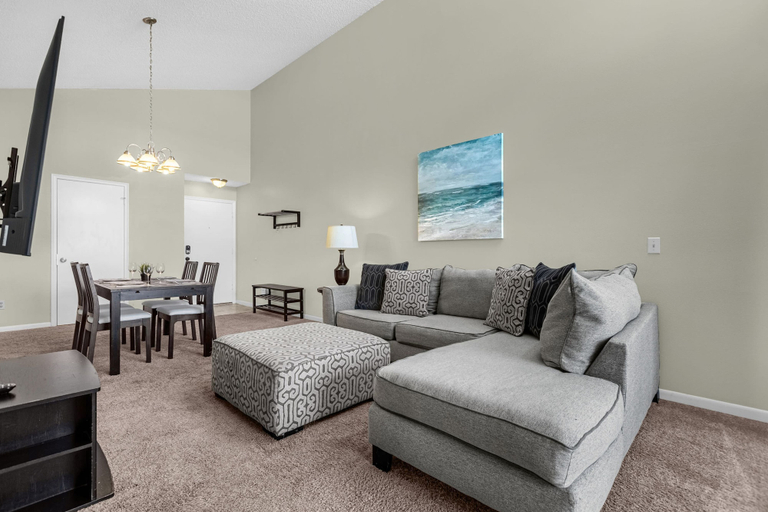 Room 3, Upstay Condo Near MCO Airport w Golf Pool, Orange