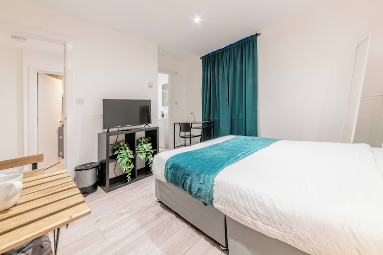 Primary image, Central - Stay 2 - Paid Parking - Near Transport, Kent