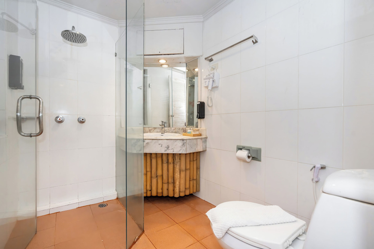 Bathroom 4, The Taksim Bangla Beach Hotel, Pulau Phuket