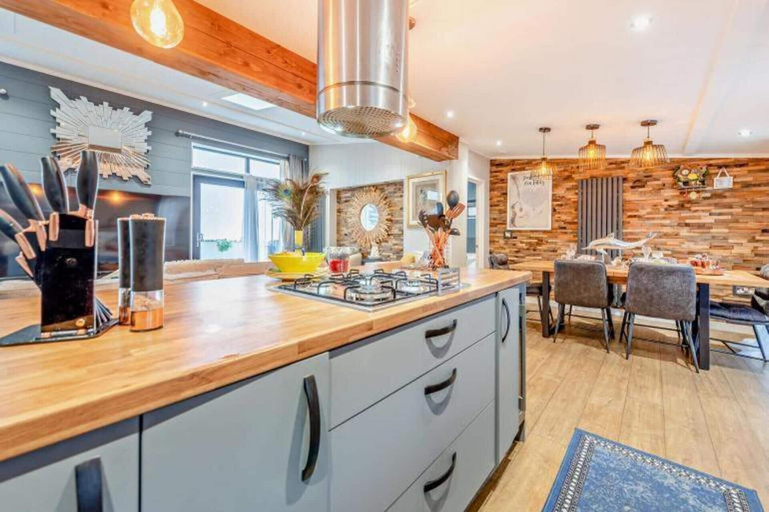 Dining, Lodge Sleeps 6 - Indoor Pool & Parking, Ceredigion