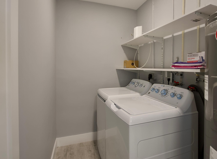 Bathroom 4, Flight of Albatross, Lee