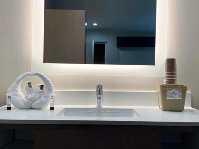Bathroom 3, Pacific Motor Inn, Santa Clara