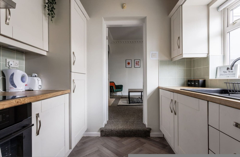 Room 3, Sunderland City Stay Secure Parking Sleeps 4, Sunderland