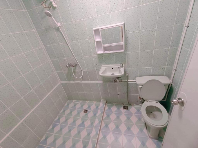 Bathroom 2, Fox Beach Resort and Dive Center, Inc, Olongapo City