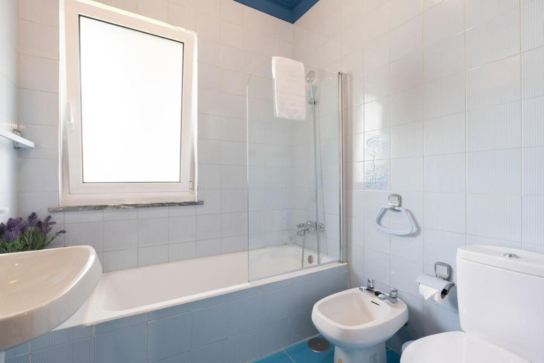 Bathroom 4, Portugal Active Cabedelo Beach Lodge - Heated Pool, Viana do Castelo