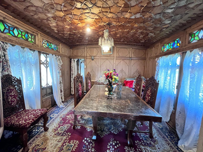Public Area 3, New Bul Bul Houseboat Dal Lake, Srinagar