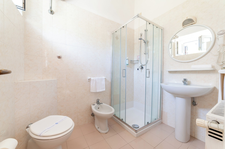 Bathroom 4, Hotel Monti, Napoli