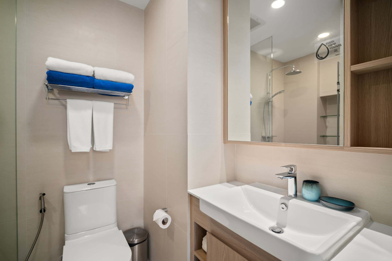 Bathroom 3, Skypark Aurora Building 2 in Laguna by Banyan Living, Pulau Phuket