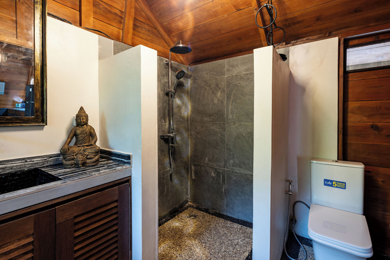 Bathroom 5, Tropical 1BR Loft Canggu Private Pool, Badung