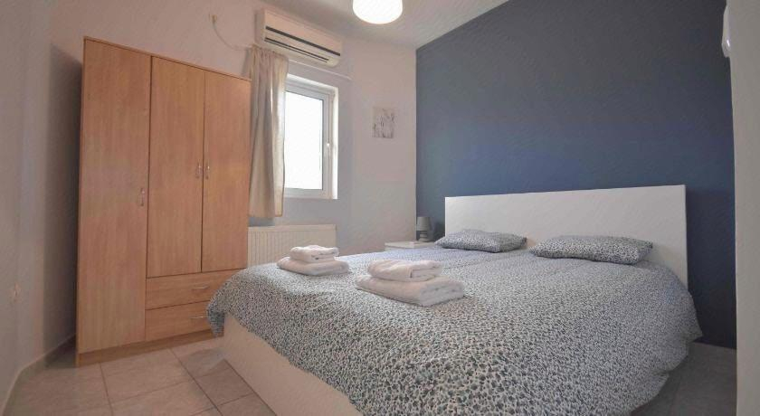 Bedroom 4, Double M, Attica