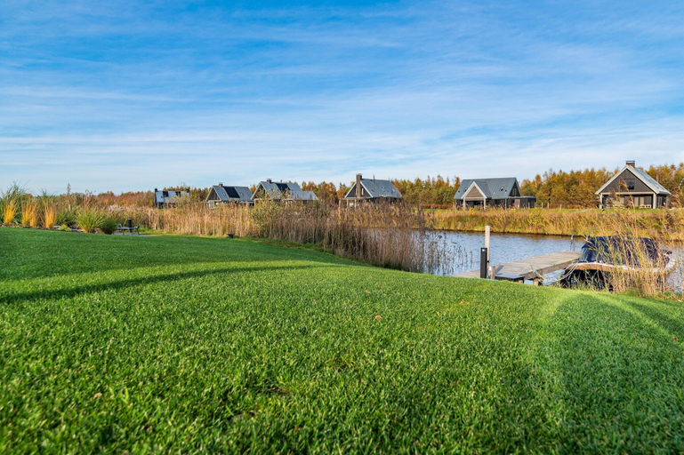 View from property 5, Fantastic Villa Located by a Lake, Skarsterlân