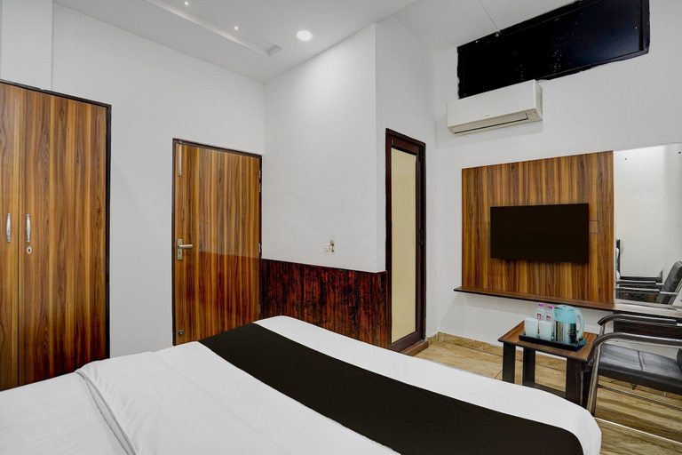 Room 4, Saver Double White Solitaire, Ludhiana