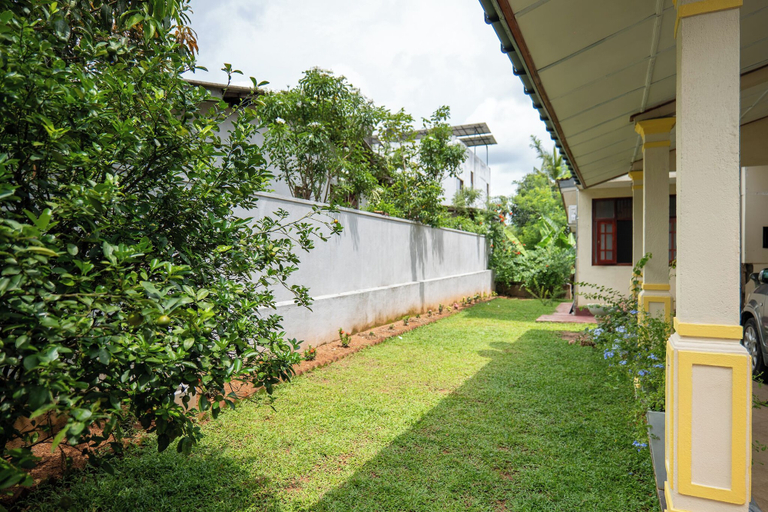 Property grounds 4, Kethmi Holiday Home, Kesbewa