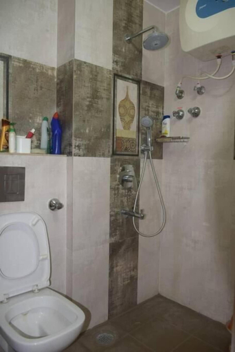 Bathroom 5, Golden Castle Villa, Mandya