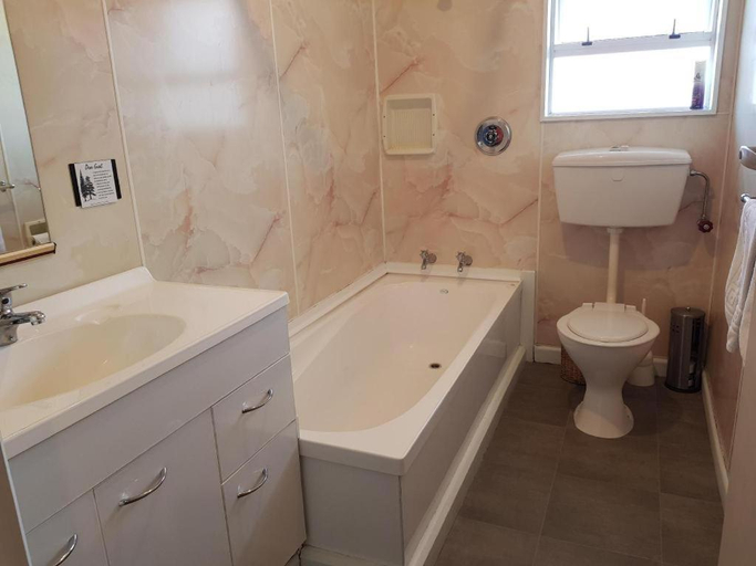 Bathroom, Courtesy Court Motel, Nelson