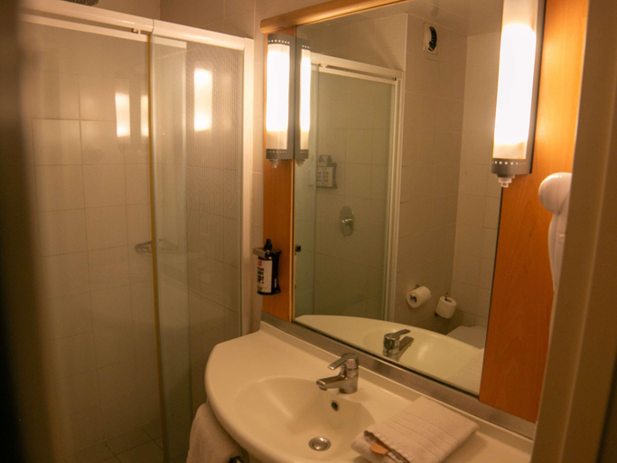 Bathroom 5, ibis Mendoza Hotel, Guaymallén