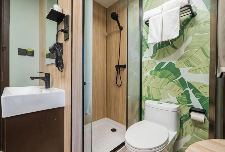 Bathroom 3, Hi Inn (Shanghai Lujiabang Road Metro Station), Shanghai
